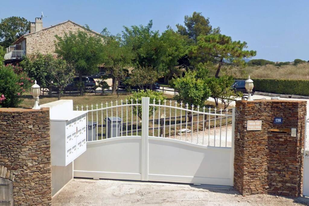 Grand Studio & Terrasse Privee Hyeres Bagian luar foto